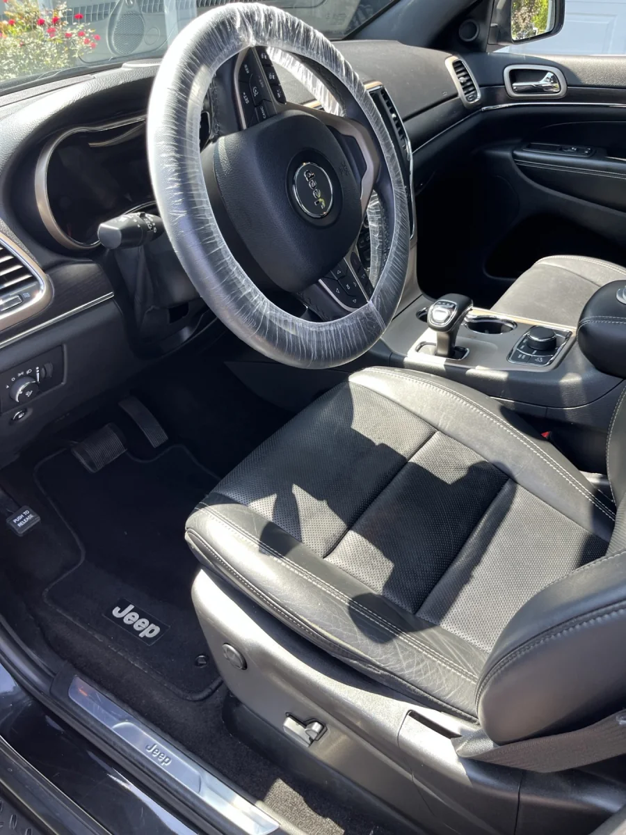 Clean Jeep driver's seat, floor mat and console after Alum detailing