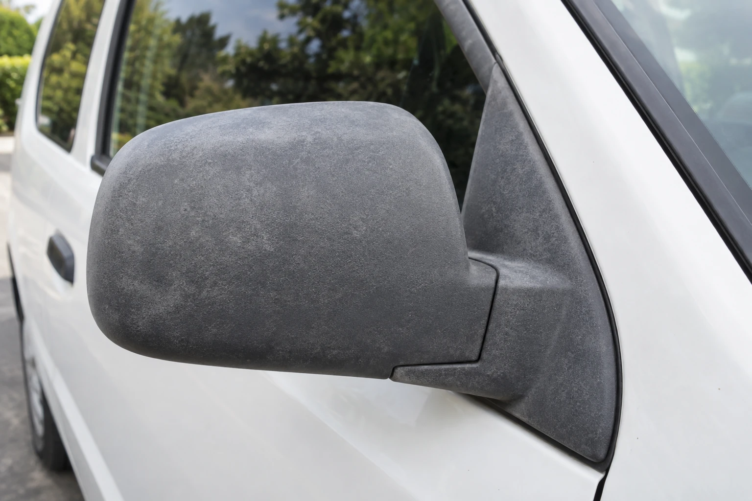 Mirror-housing comparison illustration showing the faded side